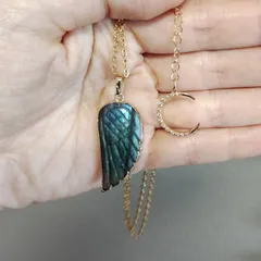 ネックレス(翼型ラブラドライト、三日月型パーツ)