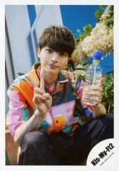 【中古】生写真(ジャニーズ) Kis-My-Ft2/玉森裕太/膝上・座り・衣装ピンク.オレンジ.青・右手ピース・左手ペットボトル/シングル「ENDLESS SUMMER」MV＆ジャケ写オフショット/公式生写真