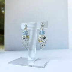 揺れる星とパールの羽根ピアス／イヤリング（ブルーシルバー）