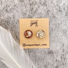 27【SALE】ニュアンスブラウン×グリッターレジンピアス［サージカルステンレス］※イヤリング変更可能