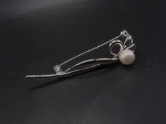 ■美品■ VANDOME AOYAMA ヴァンドーム フェイクパール ピンブローチ ピンバッジ アクセサリー シルバー系 DY0060のサムネイル