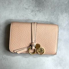 Chloe クロエ / アルファベットコンパクトウォレット 三つ折り財布 グレインレザー ピンクベージュ ゴールド チャーム ALPHABET CHC16AP709