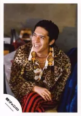 【中古】生写真(ジャニーズ) 関ジャニ∞/錦戸亮/膝上・座り・衣装茶色・豹柄・足組み・目線左・笑顔/公式生写真