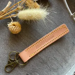 本革キーホルダー　黄色ステッチ　サドルレザー　ナスカン付き　ハンドメイド　レザークラフト　ナチュラル　アンティーク金具　シンプルキーホルダー