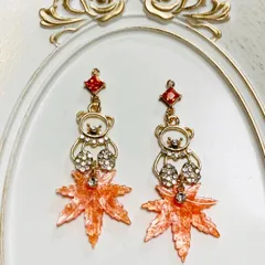 ハンドメイド　キラキラくまちゃんと紅葉〈ピアス/イヤリング/チャーム〉