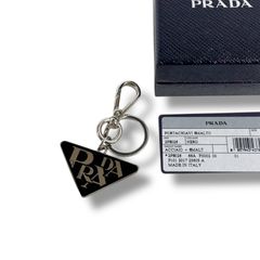 美品 PRADA プラダ キーホルダー 三角プレート チャーム ホワイト