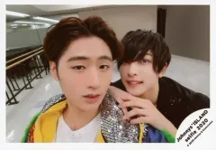 【中古】生写真(ジャニーズ) ジャニーズJr./猪狩蒼弥・中村嶺亜/横型・バストアップ・衣装白・黄色・黒・中村両手重ね・笑顔/Johnnys’ ISLAND セルフィー 2020/公式生写真