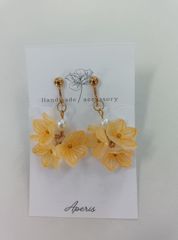 ④レジン製イヤリング　オレンジ系　ハンドメイド　花びら