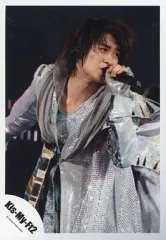 【中古】生写真(ジャニーズ) Kis-My-Ft2/宮田俊哉/ライブフォト・膝上・衣装銀、グレー・左手マイク・目線右/公式生写真