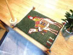 ペルシャ　ギャッベ　玄関マット小　61.5x43.5cm　深く美しい緑色　ラクダに乗るカシュガイ族　NN19730