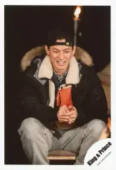 【中古】生写真(ジャニーズ) King ＆ Prince/平野紫耀/膝上/LIVE DVD＆Blu-ray「King ＆ Prince CONCERT TOUR 2020 ～L＆～」特典映像オフショット/公式生写真