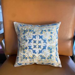 ウズベキスタン直輸入他では見つからない極上のシルク手刺繍スザニクッションカバー/マスターピース/30×30/地も裏地も全て上質シルク細かいシルク糸の手刺繍のクッション柄