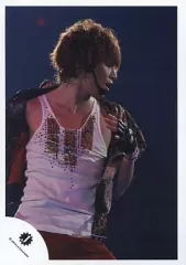 【中古】生写真(ジャニーズ) Kis-My-Ft2/千賀健永/ライブフォト・腰上・衣装白茶・左手肩・服脱ぎ・背景黒/公式生写真