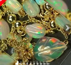 ひつじ草様　14kgf 仏製 全遊色プレシャスオパールカービング ネックレス