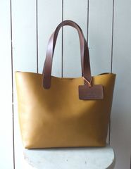 【手提げから肩掛けまで♪】キャメル色の本革シンプルトートバッグ