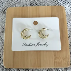 新品　ピアス　三連デザイン　ゴールド　高見え　高級感　韓国ファッション　オフィスにも◎