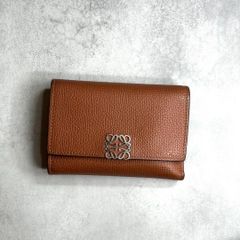 LOEWE ロエベ / アナグラムスモールバーティカルウォレット 三つ折り財布 ペブルグレインカーフレザー タン ANAGRAM C821S33X01 2530