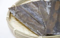 【札幌卸売市場のお店】訳アリ 北海道 羅臼産 赤葉昆布 天然昆布 出汁用・煮物・佃煮に最適 国産 乾燥昆布 (60g, 羅臼昆布)