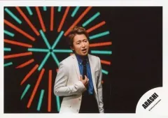 【中古】生写真(ジャニーズ) 嵐/大野智/横型・バストアップ・衣装白青黒・右手胸元/Doors ～勇気の軌跡～PV＆ジャケ写撮影オフショット/公式生写真