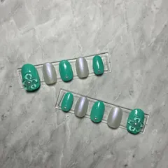 ㉝【ネイルチップ】ジェルネイル 春ネイル グリーン パールホワイト  パステルカラー アシンメトリ―  お花 ぷっくり パール キュートネイル  ワンポイント 派手すぎない オリジナル サイズ変更可 オーダー受付中