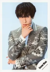 【中古】生写真(ジャニーズ) Snow Man/宮舘涼太/上半身・衣装白・グレー・右手顎・左手曲げ・目線右・背景水色/シングル「D.D. / Imitation Rain」MV＆ジャケ写オフショット/公式生写真