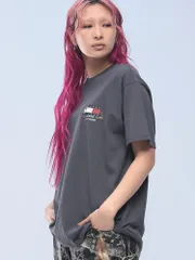 TOMMY JEANS (トミージーンズ) グラフィックフラッグロゴ リラックスフィット クルーネック 半袖 Tシャツのサムネイル
