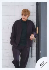 【中古】生写真(STARTO) WEST./中間淳太/膝上/「WEST. 10周年記念展　関西七色男大祭り」グッズオフショット/公式生写真