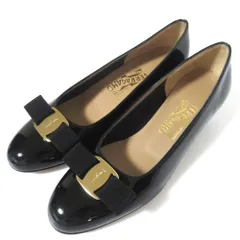 新品同様 Salvatore Ferragamo サルヴァトーレフェラガモ VARA 3.0cm ヴァラリボン パテントレザー パンプス 7C 24.5cm ブラック レディース 古着 中古 USED