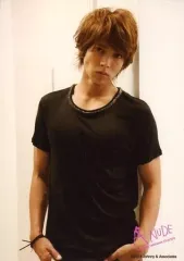 【中古】生写真(ジャニーズ) 山下智久/上半身・衣装黒・両手下げ・顔右傾き・背景白/「TOMOHISA YAMASHITA LIVE TOUR 2013 A NUDE」オリジナルフォトセットCのサムネイル