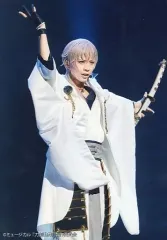 【中古】生写真(男性) 岡宮来夢(鶴丸国永)/ライブフォト・膝上・キャラクターショット/「ミュージカル『刀剣乱舞』 五周年記念 壽 乱舞音曲祭」ローソンプリント限定ブロマイド