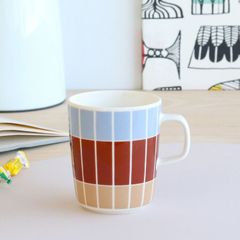 新品 マリメッコ ティイリスキヴィ マグカップ 250ml ブラウン/ライトブルー marimekko Tiiliskivi 北欧 マグ ギフト 耐熱 電子レンジ対応 結婚祝い プレゼント 贈り物 