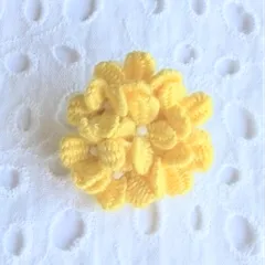 ブローチ　コサージュ　ハンドメイド　手刺繍　刺繍　刺しゅう　ビーズ　黄色　黄　イエロー　立体刺繍　白　夏　花　小花　明るい　夏祭り　アクセサリー　夏休み　お出かけ　浴衣　ミニサイズ　花束　小さい　ミニ　花束　ブーケ