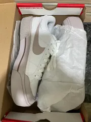 NIKE(ナイキ) ウィメンズ コート レガシー リフト 白 スモーキー 藤色の