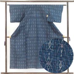 紬 身丈152cm 裄61cm 前幅23cm 後幅28.5cm 袖丈45cm 袖幅32cm レディース 単衣 連続模様 裄Sサイズ 初夏・初秋用 正絹（シルク）ネイビー 美品 リメイク リユース リサイクル【呉服のきくや】