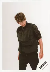 【中古】生写真(ジャニーズ) SixTONES/高地優吾/膝上・衣装黒・両手下・左向き・目線右・背景白/「TrackONE -IMPACT-」グッズオフショット/公式生写真