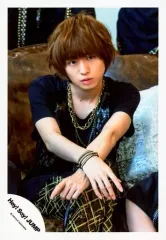 【中古】生写真(ジャニーズ) Hey! Say! JUMP/伊野尾慧/膝上・座り・衣装黒・ネックレス・腕交差・顔傾げ・ソファ茶色/16夏 コンサートパンフ＆グッズ撮影/公式生写真