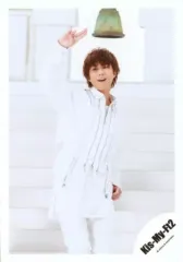 【中古】生写真(ジャニーズ) Kis-My-Ft2/北山宏光/膝上・階段・衣装白・右手上げ・体左向き・口開け・背景白・鐘/シングル「君、僕。」MV＆ジャケ写オフショット/公式生写真 