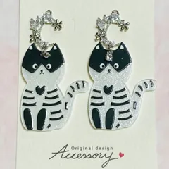 ハンドメイド　キラキラ三日月と白黒猫ちゃん〈ピアス/イヤリング〉