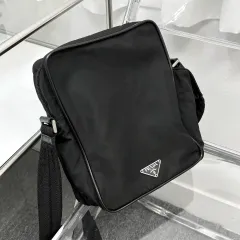 PRADA(プラダ) ブラック ポコノ Re-Nylon テスート スクエア クロスバッグ 3APRB3581