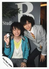 【中古】生写真(ジャニーズ) Hey! Say! JUMP/伊野尾慧・薮宏太/膝上・伊野尾座り・衣装緑白グレー・右手肩・右手小物・笑顔/公式生写真