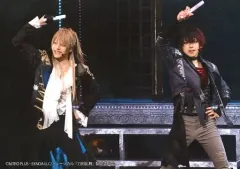 【中古】生写真(男性) 長田光平(小竜景光)・石川凌雅(肥前忠広)/ライブフォト・横型・膝上・キャラクターショット/「ミュージカル『刀剣乱舞』 ～江水散花雪～」ローソンプリント限定ブロマイド