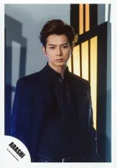 【中古】生写真(ジャニーズ) 嵐/松本潤/上半身・衣装黒・体やや右向き・背景ビルのオブジェ/「復活LOVE」PV＆ジャケ写撮影オフショット/公式生写真