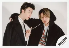【中古】生写真(ジャニーズ) Sexy Zone/マリウス葉・菊池風磨/横型・上半身・衣装黒・白・目線右・マリウス右手人差し指立て・背景白/「Sexy Zone LIVE TOUR 2019 PAGES」グッズオフショット/公式生写真 