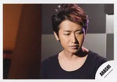【中古】生写真(ジャニーズ) 嵐/大野智/バストアップ・衣装黒・目線右下・横型/公式生写真