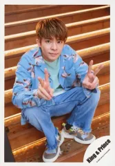 【中古】生写真(ジャニーズ) King ＆ Prince/岸優太/全身・座り・衣装青・両手ピース・階段/アルバム「L＆」MV＆ジャケ写オフショット/公式生写真