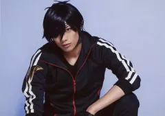 【中古】生写真(男性) 東啓介(燭台切光忠)/横型・上半身・ジャージ・背景青・キャラクターショット/舞台「『刀剣乱舞』虚伝 燃ゆる本能寺」トレーディングブロマイド