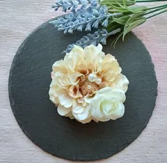 クリームベージュダリアに白のバラとパールのビジューのシンプルなコサージュ