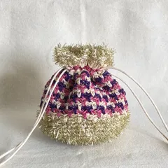 手のひらサイズのころんと丸いかぎ針編み巾着