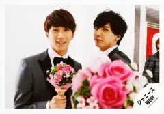 【中古】生写真(ジャニーズ) ジャニーズWEST/濱田崇裕・藤井流星/横型・バストアップ・スーツグレー・濱田右手花束・藤井花束突き出し・薔薇ピンク/『シルエット』PV撮影/公式生写真