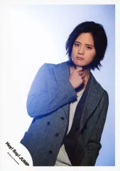 【中古】生写真(ジャニーズ) Hey! Say! JUMP/岡本圭人/上半身・衣装グレー茶白・右手顎・左手下・体右向き・斜め・背景白グレー/「OVER THE TOP」PV＆ジャケ写撮影/公式生写真